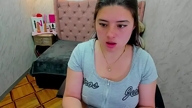 Lianngrace online show from November 12, 2025, 2:43 pm