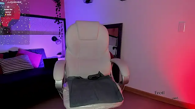 Bella walker  online show from April 23, 2026, 10:00 pm