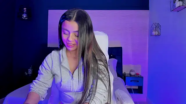 Bella walker  online show from April 8, 2026, 8:32 pm