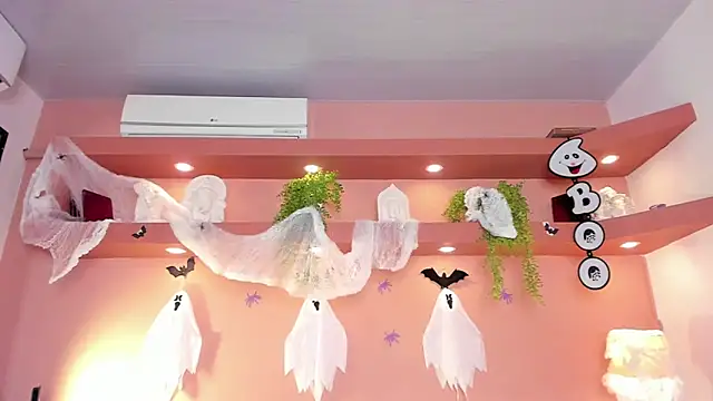 SofiaBennett  online show from October 6, 2025, 12:28 pm