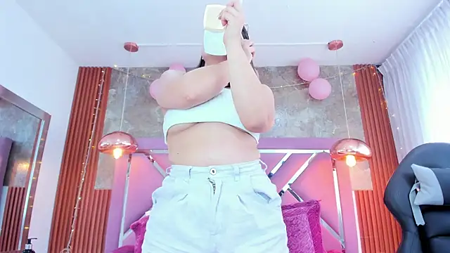 Snapshot of EmmaSulivan chatting on November 17, 2025, 4:00 pm EmmaSulivan online show from November 17, 2025, 4:00 pm