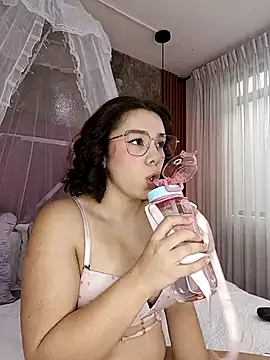 Snapshot of EmmaSulivan chatting on March 13, 2025, 1:07 pm EmmaSulivan online show from March 13, 2025, 1:07 pm