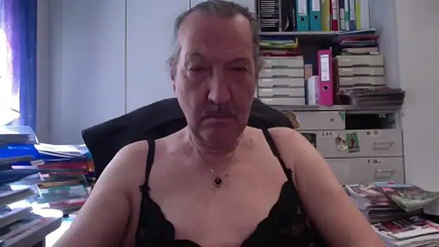 HMStraps01 online show from May 4, 2026, 10:18 am