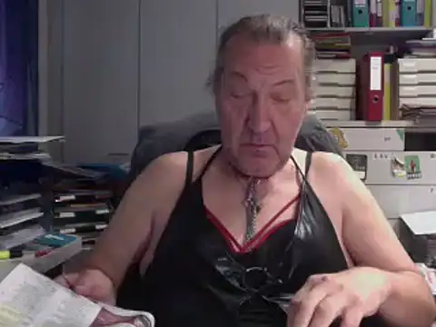 Snapshot of HMStraps01 chatting on October 18, 2025, 7:21 am HMStraps01 online show from October 18, 2025, 7:21 am