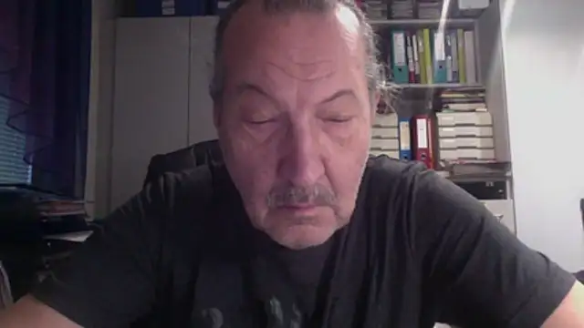 HMStraps01 online show from December 17, 2025, 2:33 pm