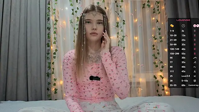 Snapshot of CarolinePepper chatting on January 9, 2026, 1:29 pm CarolinePepper online show from January 9, 2026, 1:29 pm