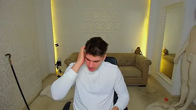 MaxKaiden online show from November 12, 2025, 5:44 am