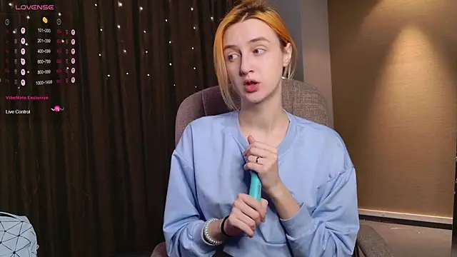 aishiro online show from December 17, 2025, 1:27 pm