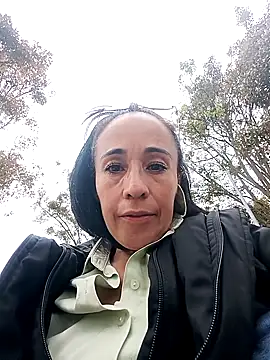 Snapshot of Coeur_de_luxure chatting on October 14, 2025, 6:19 pm Coeur de luxure online show from October 14, 2025, 6:19 pm