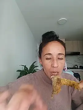 Snapshot of Coeur_de_luxure chatting on November 4, 2025, 6:22 pm Coeur de luxure online show from November 4, 2025, 6:22 pm