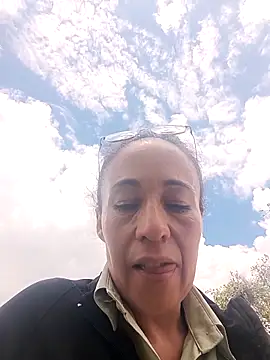 Snapshot of Coeur_de_luxure chatting on October 21, 2025, 5:01 pm Coeur de luxure online show from October 21, 2025, 5:01 pm