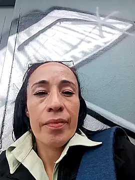 Snapshot of Coeur_de_luxure chatting on October 3, 2025, 4:30 pm Coeur de luxure online show from October 3, 2025, 4:30 pm