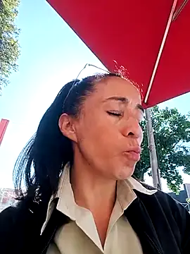 Snapshot of Coeur_de_luxure chatting on December 17, 2025, 1:49 pm Coeur de luxure online show from December 17, 2025, 1:49 pm