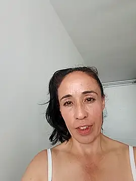 Snapshot of Coeur_de_luxure chatting on April 30, 2026, 7:54 pm Coeur de luxure online show from April 30, 2026, 7:54 pm