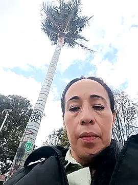 Snapshot of Coeur_de_luxure chatting on October 9, 2025, 2:17 pm Coeur de luxure online show from October 9, 2025, 2:17 pm