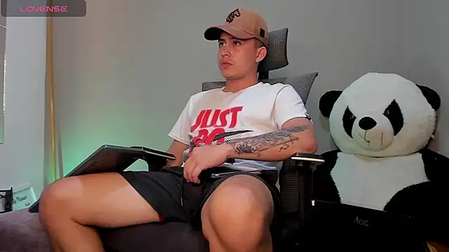 mattiwsmorris  online show from October 25, 2025, 7:29 am