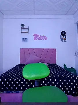 Snapshot of victoria_roussee chatting on December 5, 2025, 8:35 am victoria roussee online show from December 5, 2025, 8:35 am