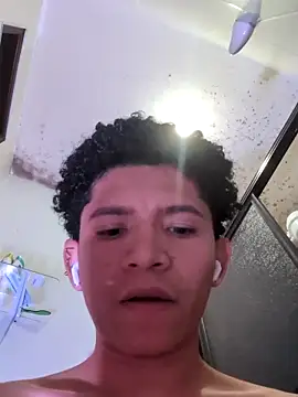 Snapshot of Magno_03 chatting on October 29, 2025, 10:20 pm Magno 03 online show from October 29, 2025, 10:20 pm