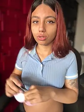 Emily-teen online show from November 11, 2025, 1:39 pm