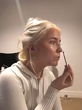 Snapshot of Blondie_Sofia_Essexbabe chatting on November 4, 2025, 6:33 pm Blondie Sofia Essexbabe online show from November 4, 2025, 6:33 pm