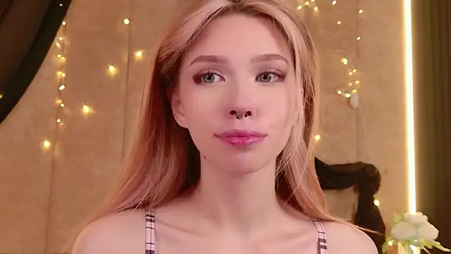 Snapshot of Sierra_Fane chatting on June 14, 2026, 6:14 am Sierra Fane online show from June 14, 2026, 6:14 am