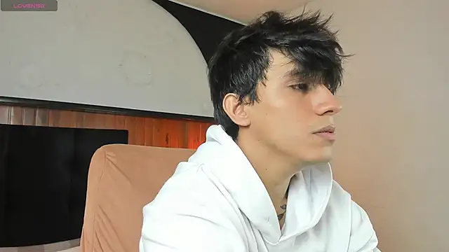 Snapshot of Allex_Cano chatting on February 18, 2026, 9:11 pm Allex Cano online show from February 18, 2026, 9:11 pm