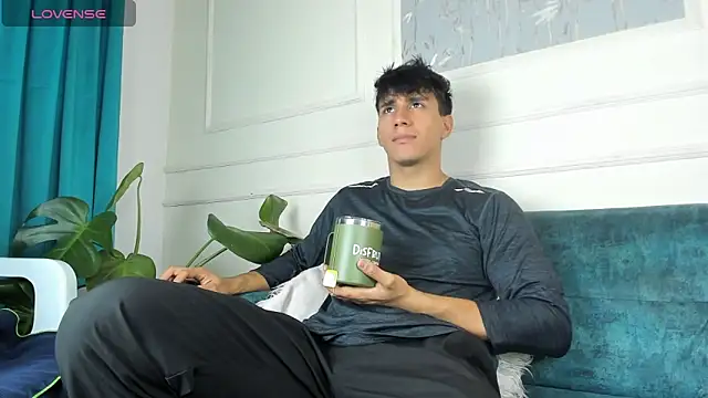 Snapshot of Allex_Cano chatting on December 17, 2025, 1:16 pm Allex Cano online show from December 17, 2025, 1:16 pm