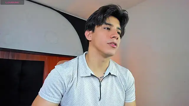 Snapshot of Allex_Cano chatting on February 22, 2026, 8:32 pm Allex Cano online show from February 22, 2026, 8:32 pm