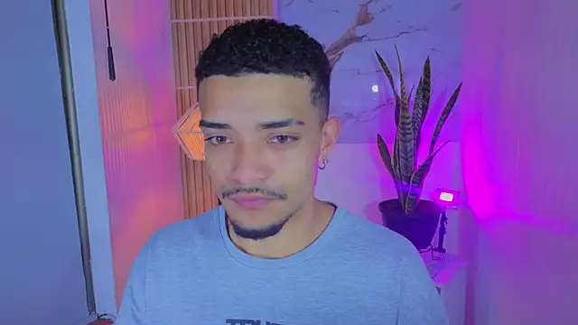 Snapshot of eross_chipre_ chatting on October 17, 2025, 11:56 am eross chipre online show from October 17, 2025, 11:56 am