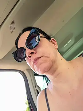 LadydeSade online show from September 18, 2025, 1:03 pm