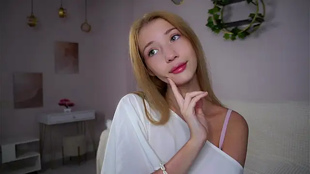 SunnivaCovil online show from October 20, 2025, 1:33 pm