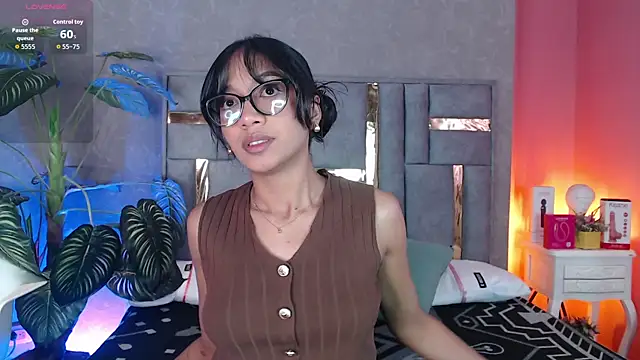 Tyla Ks online show from November 17, 2025, 8:02 pm