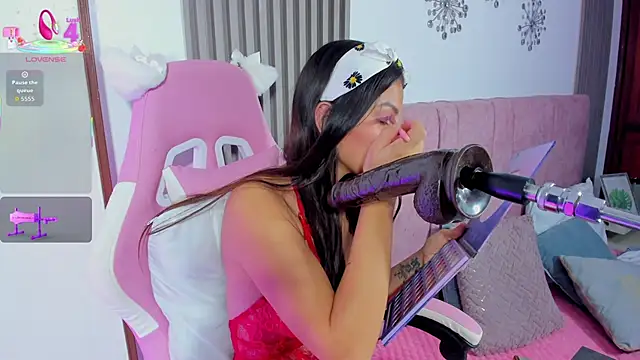 cutie sarax1 online show from November 22, 2025, 1:37 am