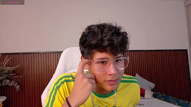 Snapshot of Raiden__Boy chatting on February 28, 2025, 10:28 pm Raiden Boy online show from February 28, 2025, 10:28 pm