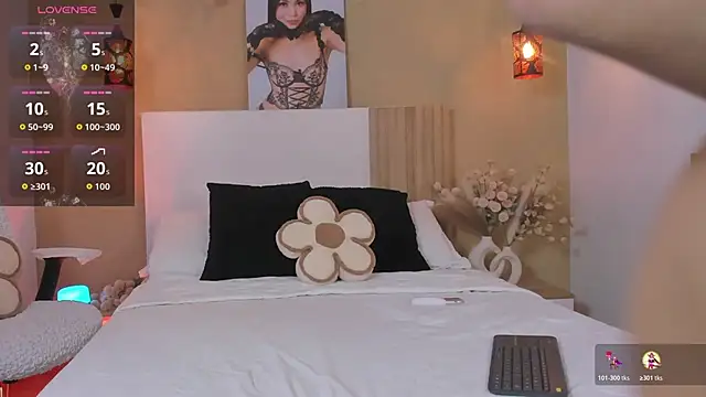 Lucia Brown  online show from November 4, 2025, 2:21 pm