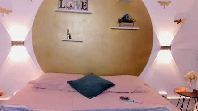 Selene bennet online show from April 18, 2026, 3:42 am