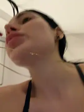 Mia Splash online show from April 17, 2026, 6:33 pm