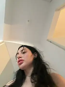 Mia Splash online show from April 19, 2026, 10:27 am