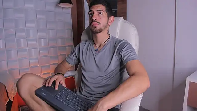 AlejandroStormm online show from November 19, 2025, 8:20 pm