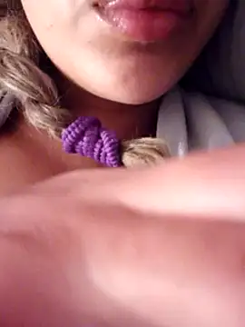 Snapshot of Sexlove1xo chatting on March 19, 2025, 12:04 am Sexlove1xo online show from March 19, 2025, 12:04 am