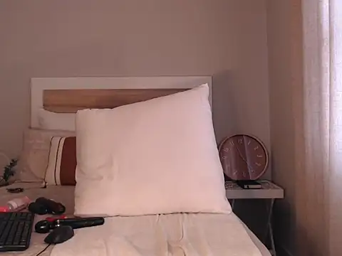 Snapshot of Bee_Bella1 chatting on November 15, 2025, 9:24 am Bee Bella1 online show from November 15, 2025, 9:24 am