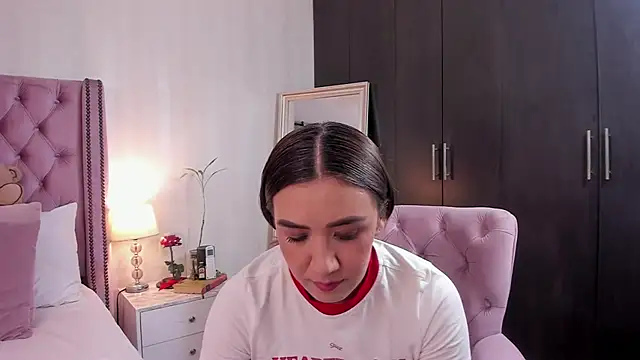 natashaleightt online show from March 27, 2026, 2:09 am