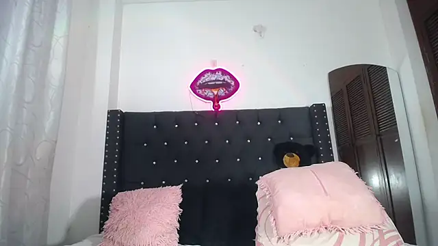 AprilHotty online show from April 21, 2026, 9:32 pm