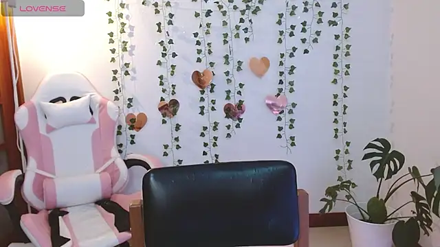 Snapshot of hellokitty__valery chatting on June 18, 2026, 2:21 am hellokitty valery online show from June 18, 2026, 2:21 am