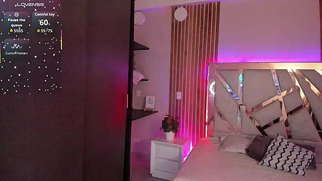 sweetviolet   online show from September 14, 2025, 12:38 pm