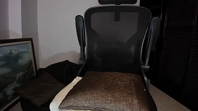 Snapshot of maxflurry_ chatting on October 26, 2025, 4:46 am maxflurry online show from October 26, 2025, 4:46 am