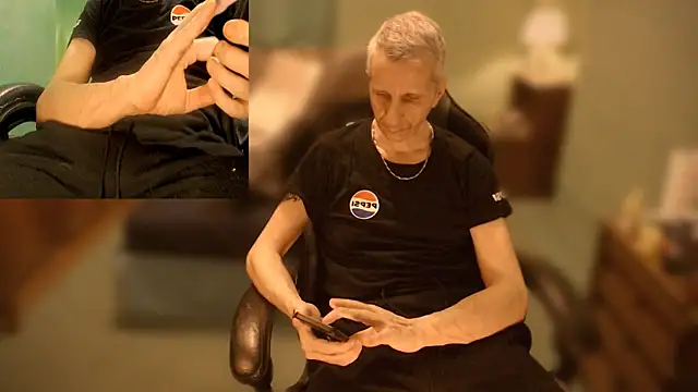 Snapshot of maxdaddy690 chatting on December 31, 2024, 2:03 pm maxdaddy690 online show from December 31, 2024, 2:03 pm