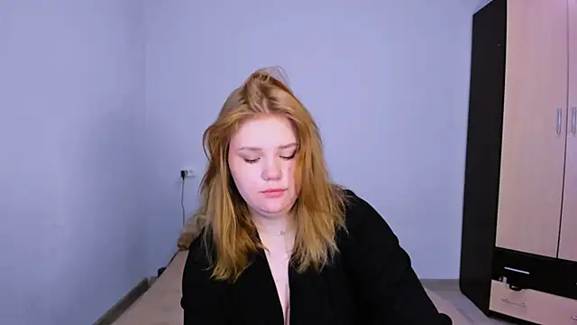 LaseyMoon online show from November 25, 2025, 2:45 am