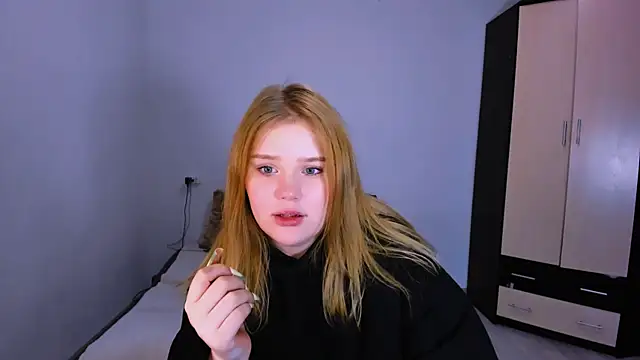 LaseyMoon online show from December 19, 2025, 9:33 am