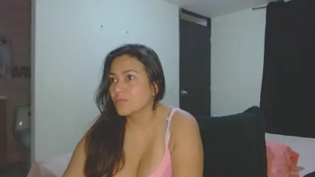 Snapshot of roxanasexy2025 chatting on November 6, 2025, 12:20 pm roxanasexy2025 online show from November 6, 2025, 12:20 pm